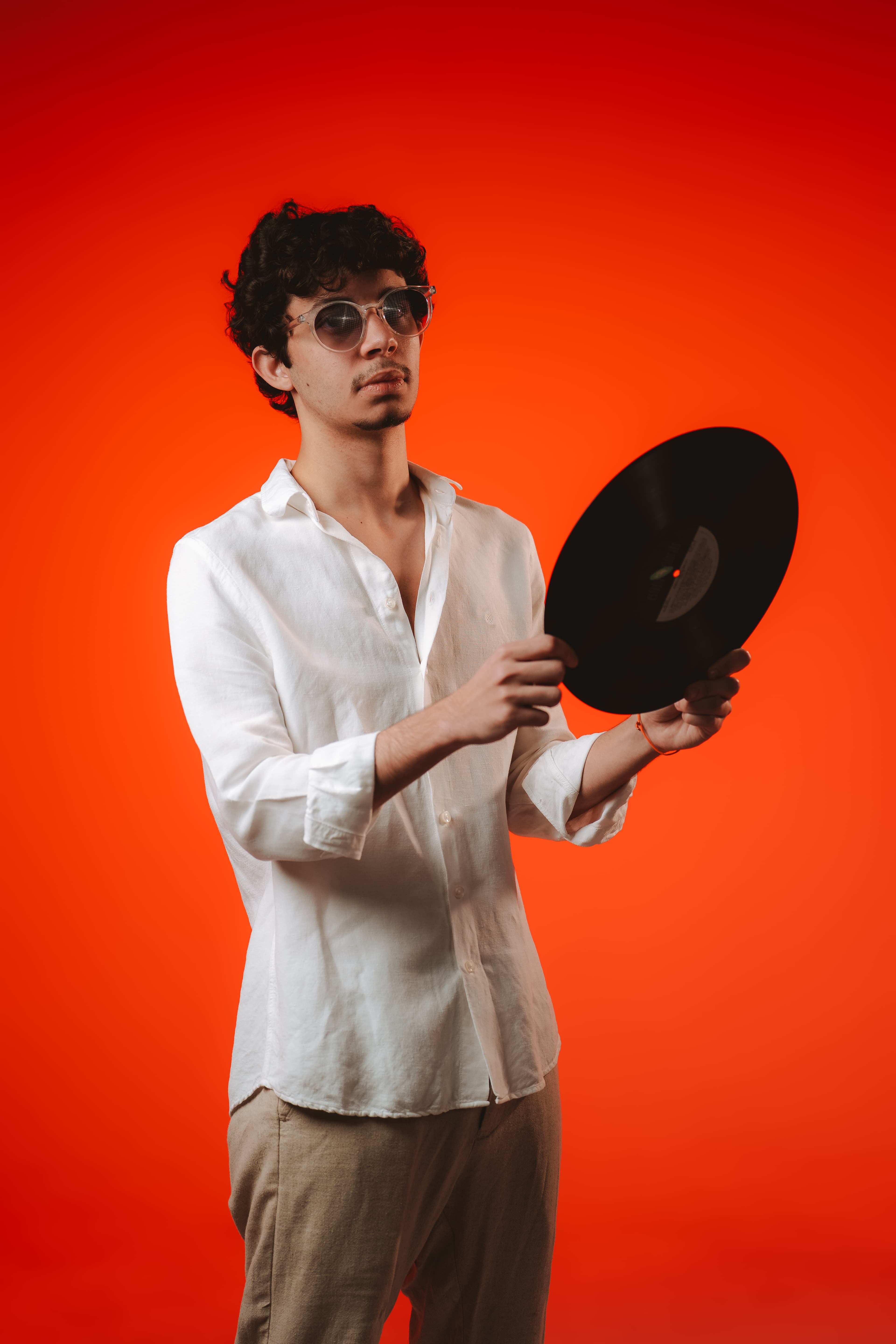 Marquez com vinil, fundo laranja
